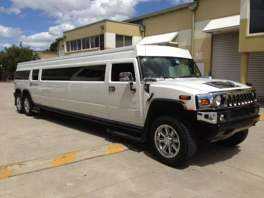 Hummer Limo — 20 Passenger — Hummer Limo exterior